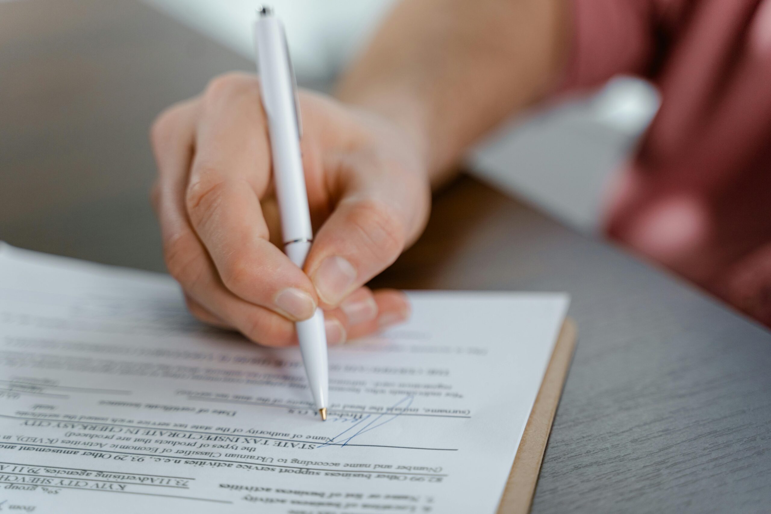 Firma de contrato laboral entre empresa y trabajador